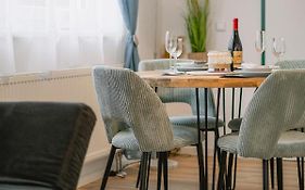 Modernes 2-Zimmer Themen-Apartment Im Zentrum